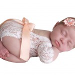 Newborn photography clothes are tied with bows and lace